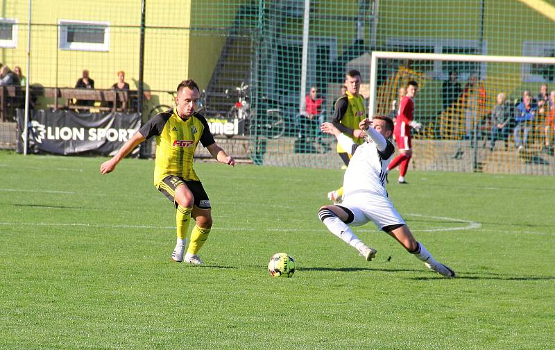 Nové Sady (ve žlutém) prohráli v olomouckém divizním derby s 1. HFK Olomouc doma 3:4.