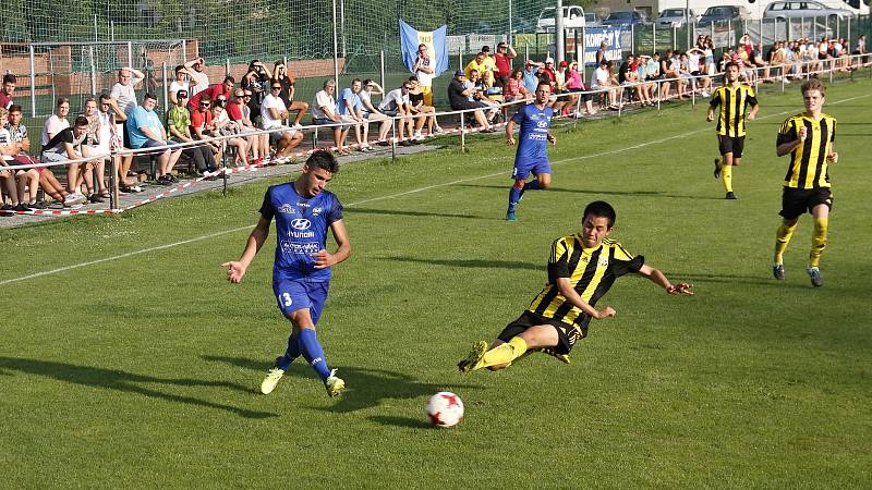 Fotbalisté Nových Sadů (ve žluto-černém) prohráli v předkole MOL Cupu s Rýmařovem 0:2.