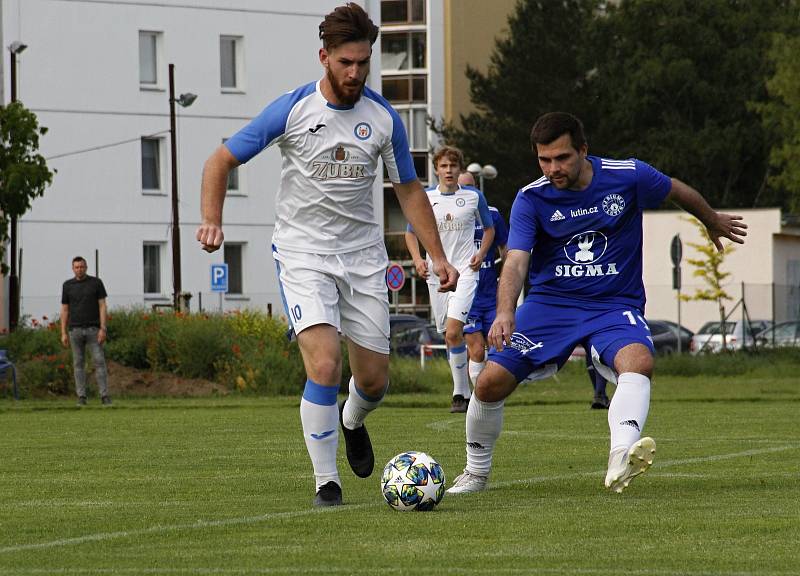 Fotbalisté Sigmy Lutín (v modrém) remizovali s Viktorií Přerov 1:1.