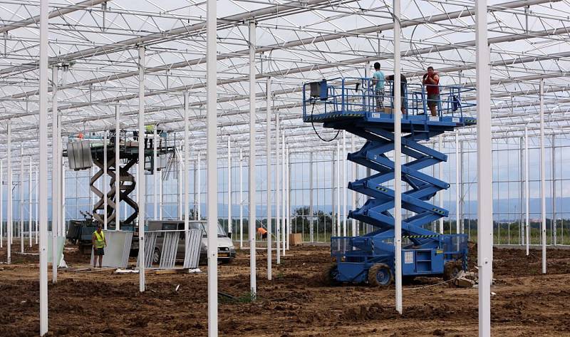 Stavba skleníků pro hydroponické pěstování rajčat v Haňovicích. Červenec 2016