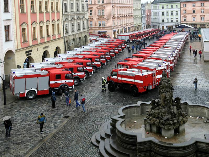 59 zásahových požárních automobilů na náměstí.