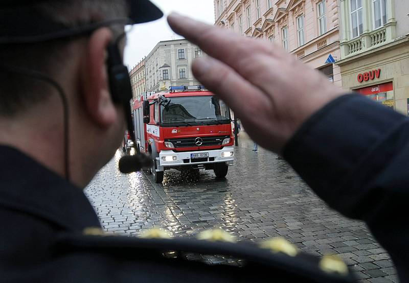 59 zásahových požárních automobilů na náměstí.