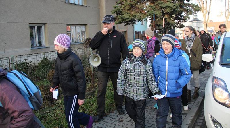 Děti v Hněvotíně na Olomoucku se vydaly po stopách zlatého prasátka. Za dobrodružstvím se jich vypravilo několik desítek.