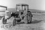 PRVNÍ TRAKTOR. Po mnohaletých obtížích bylo v roce 1957 v Daskabátu založeno Jednotné zemědělské družstvo. Začalo hospodařit na 137 hektarech půdy. Dobytek byl ustájen v soukromých usedlostech. V roce 1960 započala výstavba kravína na ustájení dojnic. Na 