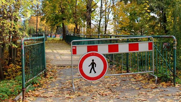 Lávka přes Mlýnský potok v Bezručových sadech v Olomouci je kvůli opravám do konce listopadu zavřená.