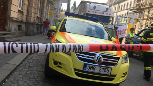 Záchranáři a hasiči zasahují u tragické srážky náklaďáku s chodkyní v Palackého ulici v Olomouci