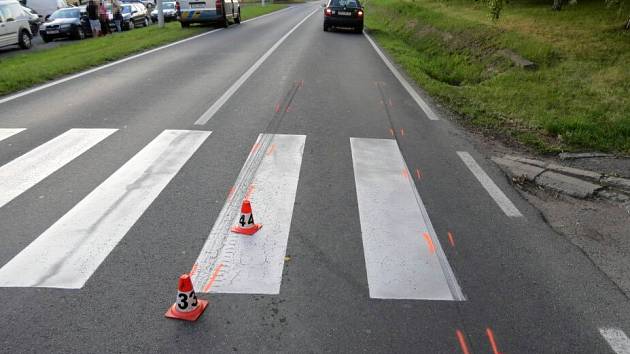 Nehoda se stala na přechodu v Bratrušovské ulici v Šumperku, pod auto vběhla šestiletá dívka