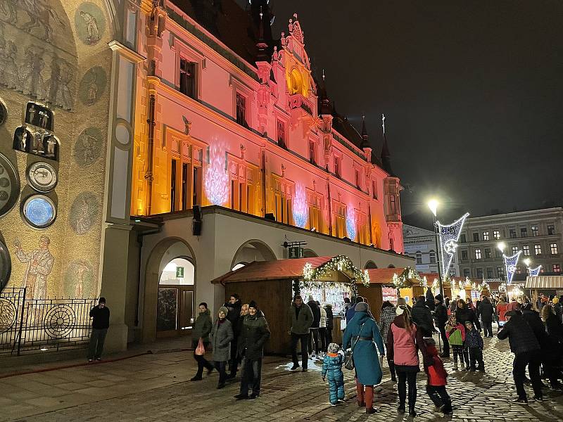 Oranžově nasvícená olomoucká ranice během vánočních trhů. 25. listopadu 2021