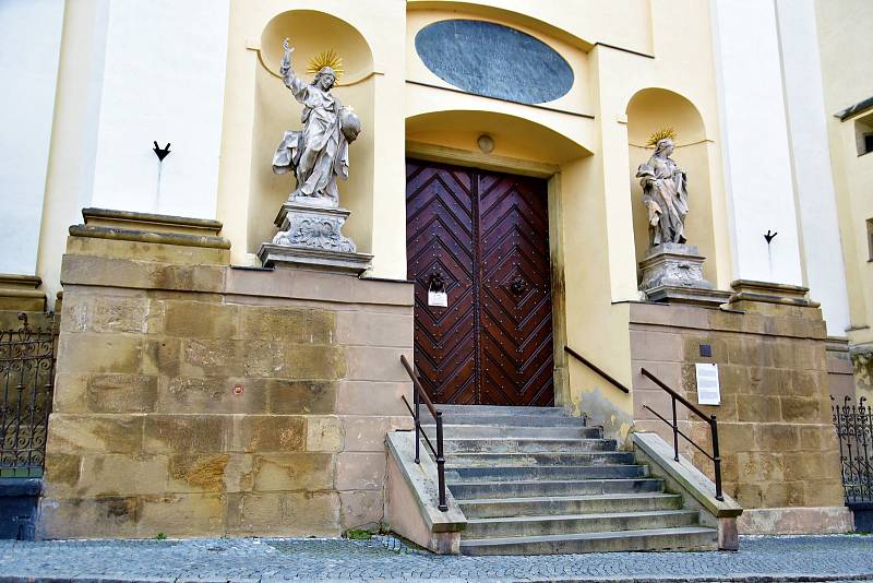 Uzavřený hlavní vchod do kostela sv. Michala v Olomouci, 14. 2. 2020