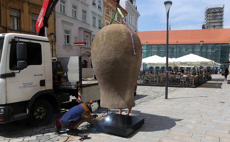 Velká hlavička Kurta Gebauera. Instalace poslední sochy v rámci projektu Sculpture Line na Dolním náměstí v Olomouci.