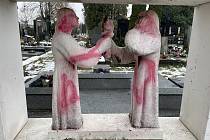 Některé pomníky na olomouckém hřbitově v Neředíně, které posprejoval vandal, se nedaří zcela vyčistit. 14. prosince 2021