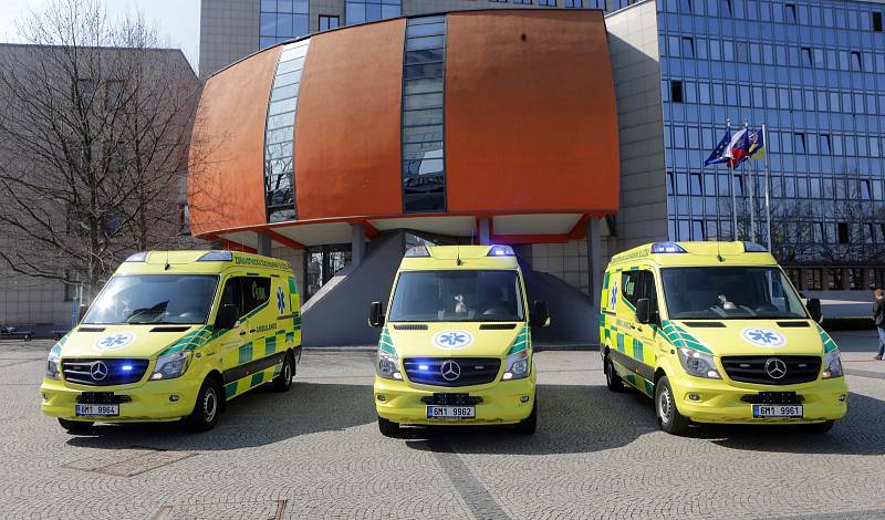 Nové sanitky značky Mercedes pro záchranou službu Olomouckého kraje.