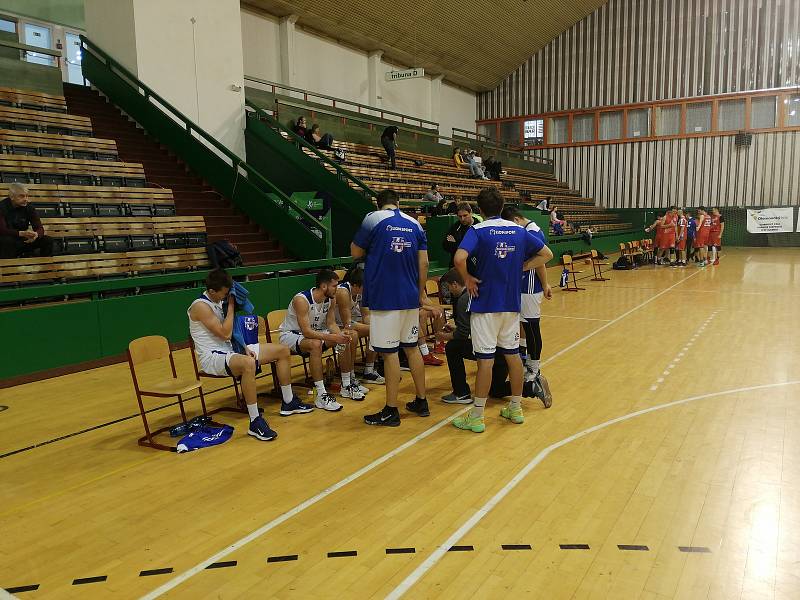 Basketbalisté SK UP Olomouc (v bílém) proti Valašskému Meziříčí