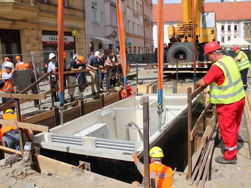 Usazení čtyřiceti tunové podzemní trafostanice na Dolním náměstí v Olomouci