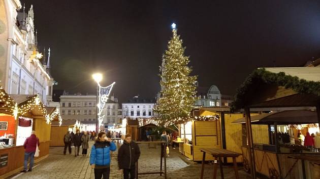 Vánoční trhy v Olomouci lákají na několik druhů punčů i svařáků.