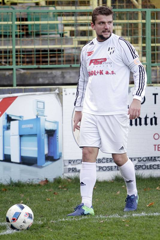 Fotbalisté Holice (v bílém) remizovali s Petřkovicemi 0:0. Filip Rýdel