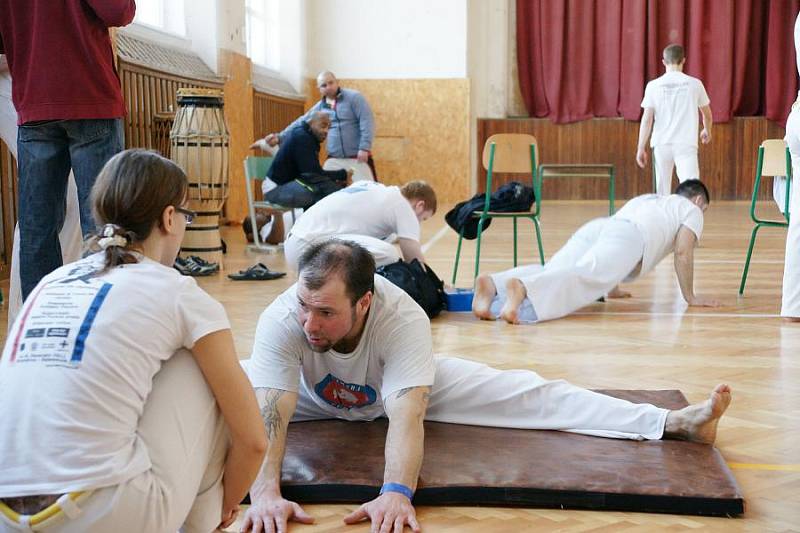 Setkání vyznavačů brazilské capoeiry v olomoucké sokolovně