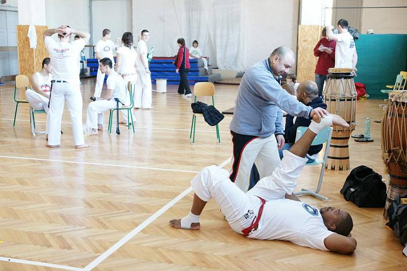 Setkání vyznavačů brazilské capoeiry v olomoucké sokolovně