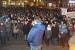 Demostrace proti zvolení Zdeňka Ondráčka z KSČM předsedou komise pro dohled nad GIBS na olomouckém Horním náměstí