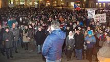 Demostrace proti zvolení Zdeňka Ondráčka z KSČM předsedou komise pro dohled nad GIBS na olomouckém Horním náměstí