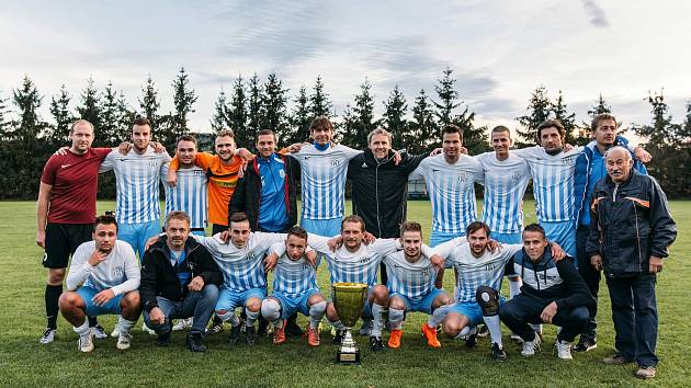 Hráči 1.FC Olešnice oslavují postup do I. A třídy