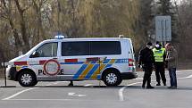 Policisté střeží vjezd do uzavřené Litovle, 16. března 2020