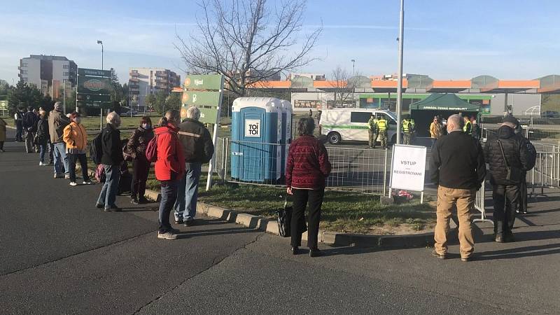 Odběrové místo na plošné koronavirové testy před olomouckým Globusem a OC Olomouc City. Pátek 24.4.2020 ráno před prvním otevřením odběrových stanů