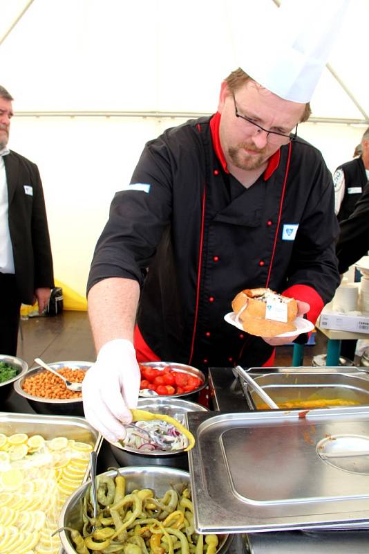 Stovky lidí zaplnily v sobotu Smetanovy sady Výstaviště Flora Olomouc. Přilákal je tam už druhý ročník dobrého jídla a pití Garden Food Festival.