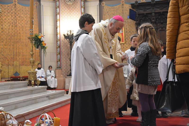 Věřící v neděli dopoledne zaplnili olomoucký Dóm, kde se konala slavnost Zmrtvýchvstání Páně. Arcibiskup Jan Graubner během bohoslužby poděkoval za pomoc uprchlíkům.