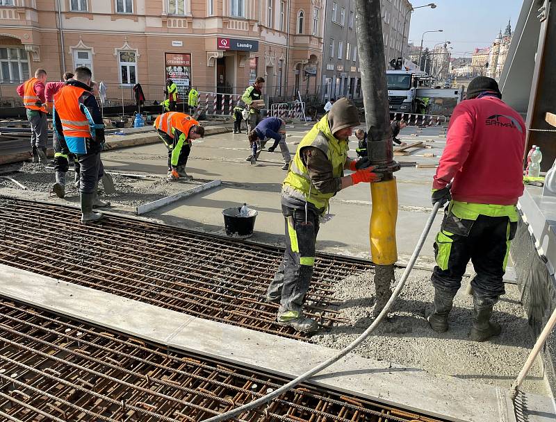 Betonování mostu v Masarykově třídě v Olomouci, 24. února 2021