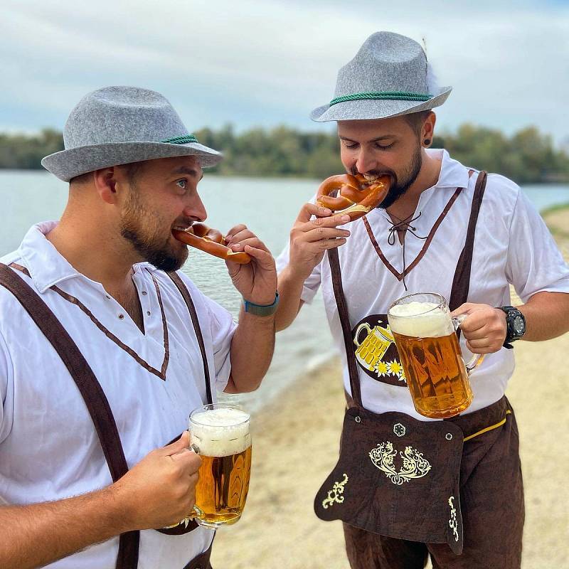 První Oktoberfest na Poděbradech. Vlevo Jiří Holub, provozovatel restaurace Terasa