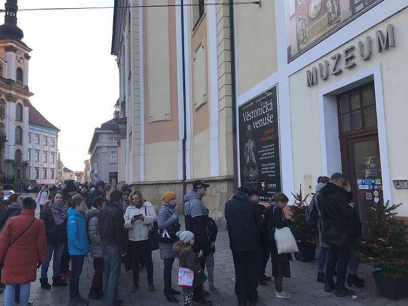 Na slavnou Věstonickou venuši si v sobotu odpoledne museli lidé vystát frontu.