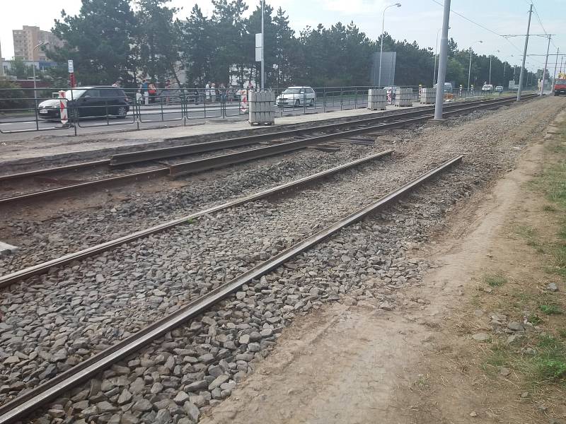 Práce na opravě tramvajové trati v Brněnské ulici v Olomouci. Konec července 2018