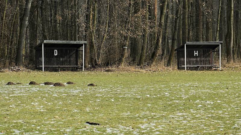 Fotbalové hřiště v Mladči. Zimní období i dlouhá herní pauza zaviněná pandemií koronaviru jsou na trávníků znát