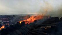Požár dřeva v areálu Unexu v Brníčku