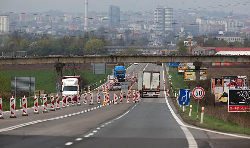 Do konce srpna 2018 opravují most přes I/35 u Velké Bystřice.