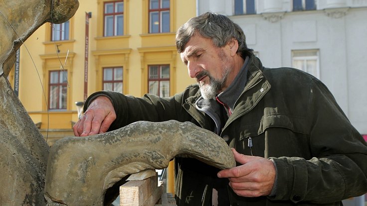 Ladislav Werkmann při práci na poškozené Neptunově kašně v Olomouci v roce 2014