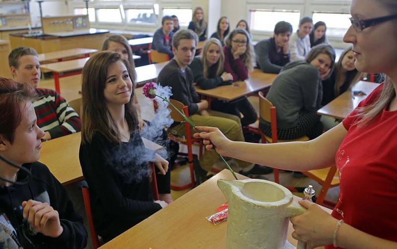 Zábavnou hodinu chemie předvedly studentky pražské VŠCHT na ZŠ Vodní v Mohelnici