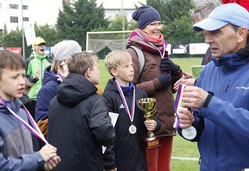 Hráči ZŠ Heyrovského Olomouc skončili na druhém místě turnaje starších žáků.