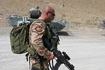 Afganistán – Otakar Hersch před výjezdem na patrolu.