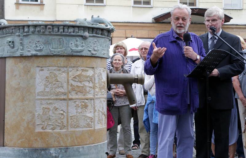 Nové pítko na Horním náměstí v Olomouci. Odhalil jej sám autor Ivan Theimer