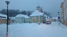 Odklízení sněhu spadeného v pondělí 8. února ráno v Javorníku.
