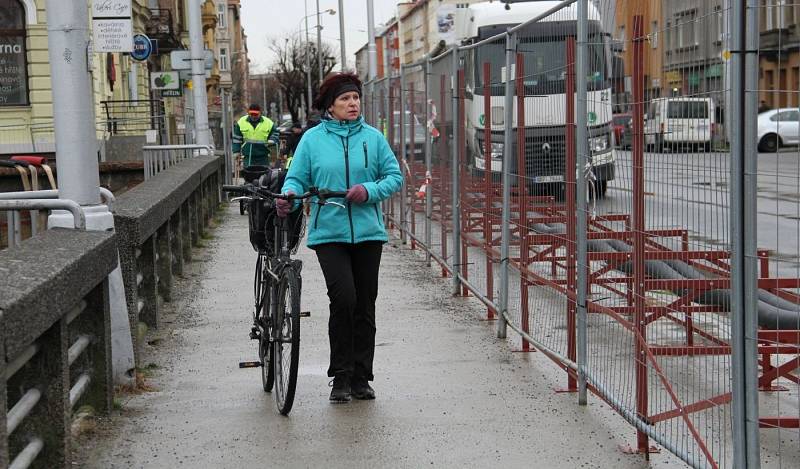 Masarykovu třídu v Olomouci uzavřela přestavba mostu. Pro chodce je zachován koridor na jedné straně. 2. března 2020