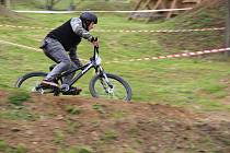 V bikeparku v Olomouci - Nemilanech se v sobotu soutěžilo ve sjezdu bez řetězu a ve skocích.