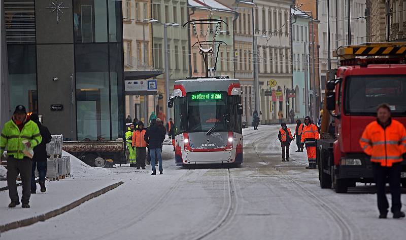 První zkušební jízda tramvají na nově zrekonstruované trati v ulici 8. května v Olomouci. 3. prosince 2020