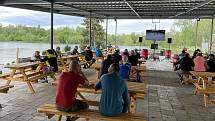 Úvodní zápas hokejového MS Česko - Rusko na Terase olomouckého přírodního koupaliště Poděbrady, 21. května 2021