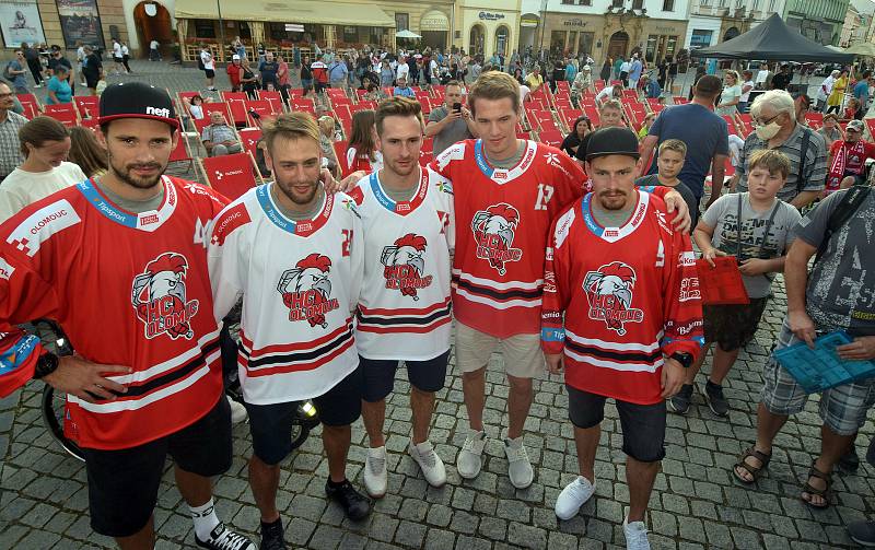 Představení nových dresů a autogramiáda HC Olomouc na Horním náměstí