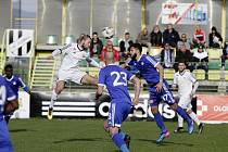 Fotbalisté Holice porazili rezervu Sigmy (v modrém) 2:1