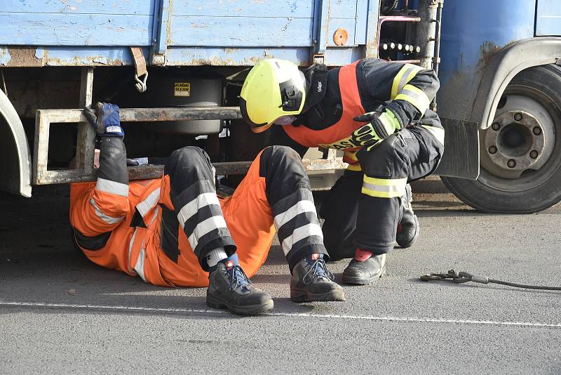 Nehoda náklaďáku v centru Senice na Hané, 24. 2. 2021