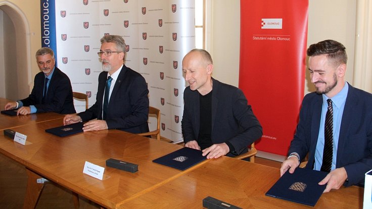 Podpis nové koaliční smlouvy v Olomouci: zleva Otakar Štěpán Bačák (spOLečně), Miroslav Žbánek (ANO), Tomáš Pejpek (ProOlomouc) a Viktor Tichák (Piráti)
